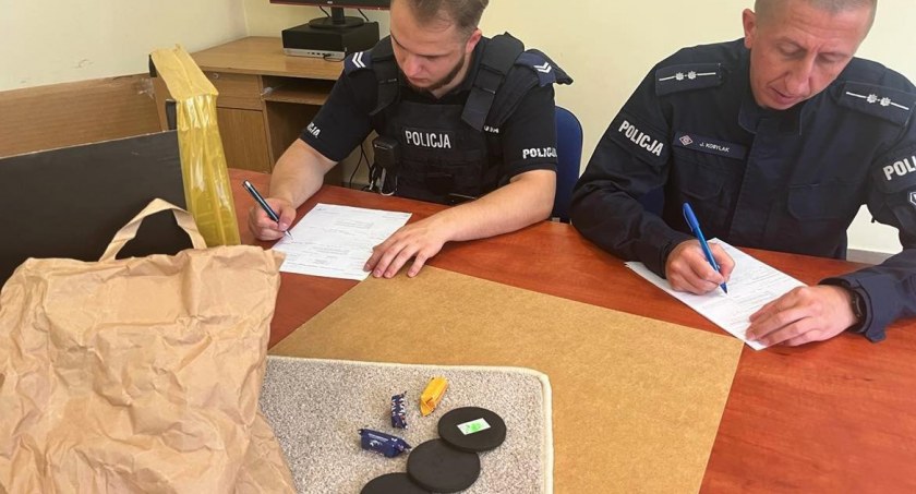 Policja zatrzymała 66-letniego mężczyznę za... trzy cukierki