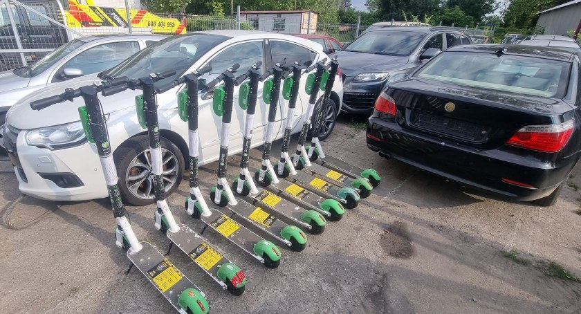 Porozrzucane hulajnogi odjechały na lawecie