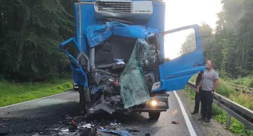 Zderzenie ciężarówki z autokarem. Są osoby poszkodowane, droga jest zablokowana
