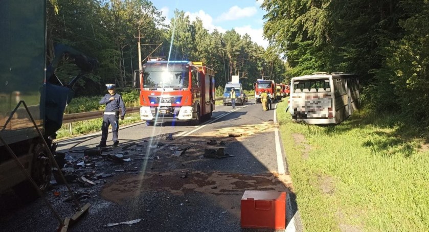 Ciężarówka wjechała w autokar. Kierowca był pijany