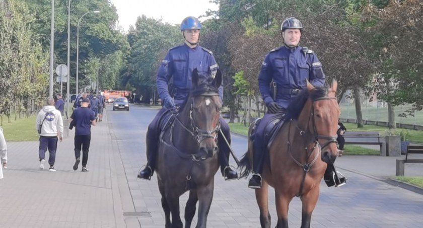 Pierwszy mecz Kotwicy w II lidze. Porządku pilnowało ponad 130 policjantów