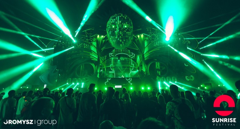 Blisko 100 gwiazd wystąpi na płycie lotniska w Podczelu. Poznaliśmy cały line-up tegorocznego Sunrise Festival