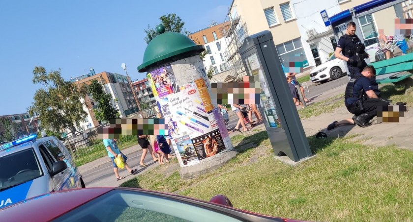 Był agresywny i wymachiwał nożem pod jednym z supermarketów. Interweniowała policja
