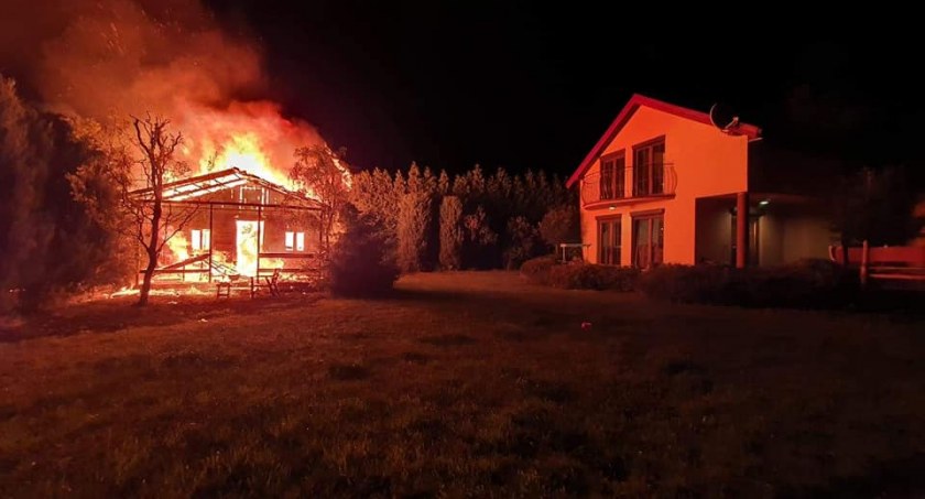 Całkowicie spłonął domek letniskowy w Ustroniu Morskim
