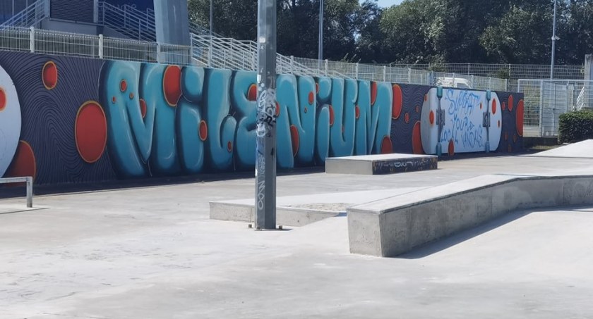 Cukin zaczął, dokończą kołobrzescy grafficiarze. Powstał mural na nowym skateparku
