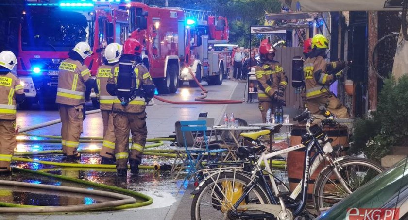 Znana jest przyczyna pożaru na deptaku. Bilans? Zniszczone trzy pawilony i elewacja Gryfa
