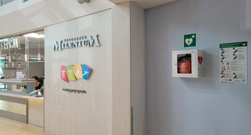 Cztery nowe defibrylatory AED dla powiatu kołobrzeskiego. Wiemy, gdzie  pojawiły się urządzenia