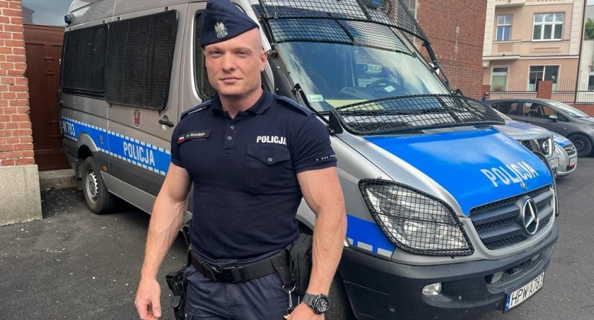 Policjant wyprowadził mężczyznę z zadymionego mieszkania
