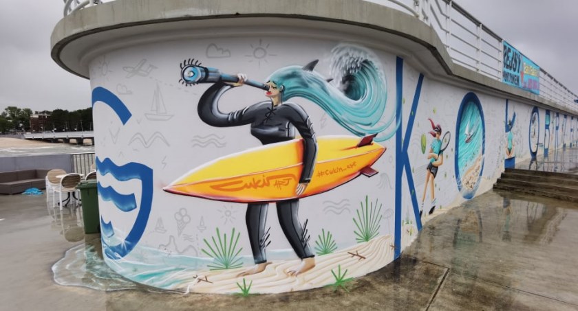 Mural na molo w Kołobrzegu. Są też skrzydła mewy (foto)