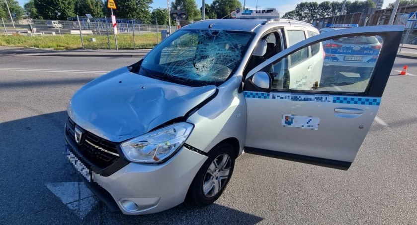 Taksówka wjechała w pieszego. Jego stan jest bardzo poważny