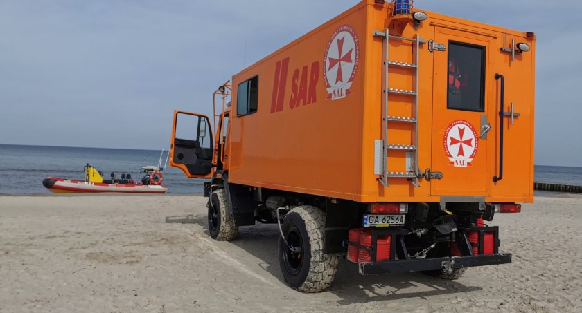 Motolotnia wleciała w plażowiczów