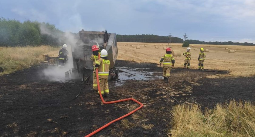 Pożar w Charzynie. Spłonęła maszyna rolnicza