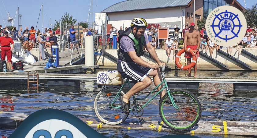 Kołobrzeg. Jazda rowerem po desce na wodzie