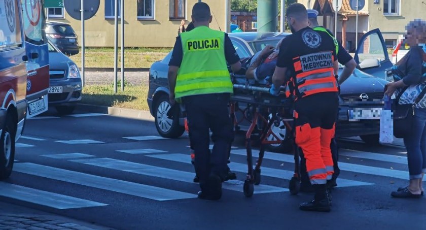 Straszy mężczyzna potrącony na pasach
