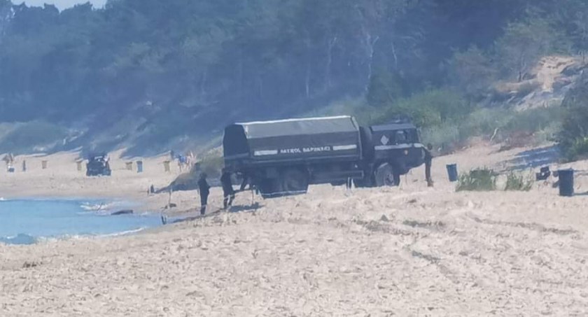 Radzieckie bomby na plaży. Trwa akcja saperów 