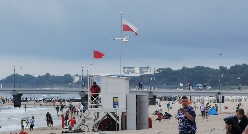 Biała flaga na jednym kąpielisku, dwieście metrów dalej – czerwona. Pytacie: o co chodzi?