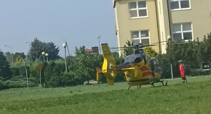 Rowerzysta uderzył w tył ciężarówki. Jest w ciężkim stanie