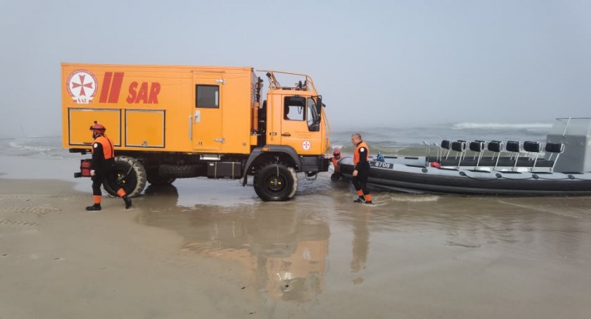 Akcja SAR. Ratownicy uwolnili łódź, która osiadała na brzegu (foto)