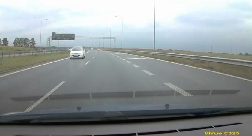 Jechał pod prąd ekspresówką, nagrali go inni kierowcy. Teraz szuka go policja (video)