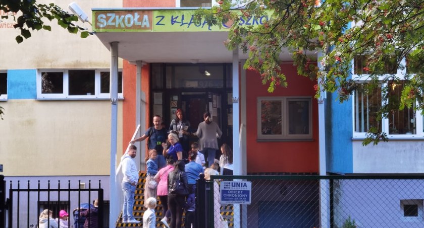 Pierwszy dzwonek za nami. Ilu uczniów poszło do szkół i czy zabraknie nauczycieli?
