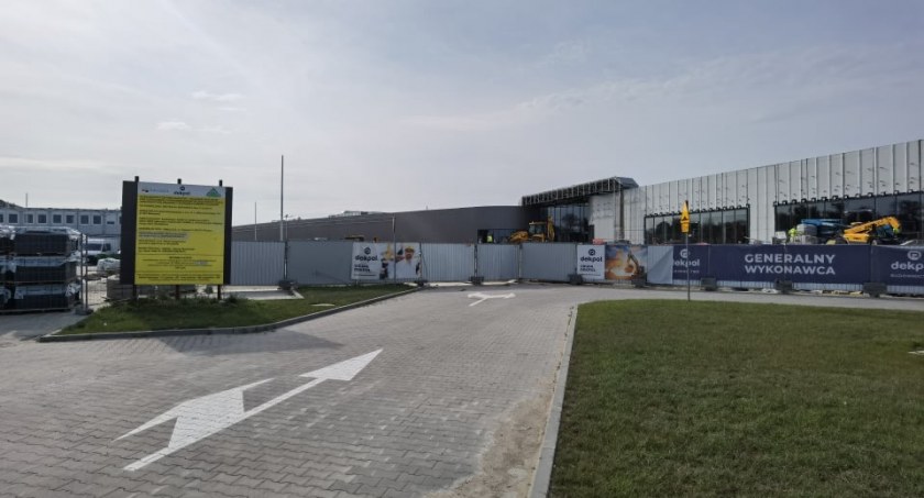 Nowe sieciówki szukają osób do pracy w Kołobrzegu. Warunki? Umowa o pracę i pełny etat