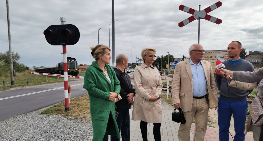 11-latek omal nie zginął pod kołami pociągu. Mieszkańcy „o zmiany przy tym przejeździe walczymy od lat” (video)
