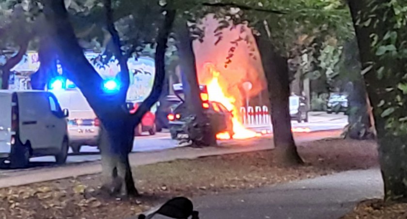 Samochód stanął w płomieniach. Interwencja służb w zachodniej części Kołobrzegu (foto)