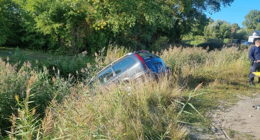 Porzucony samochód w Kanale Drzewnym. Został wyciągnięty i zabrany na policyjny parking