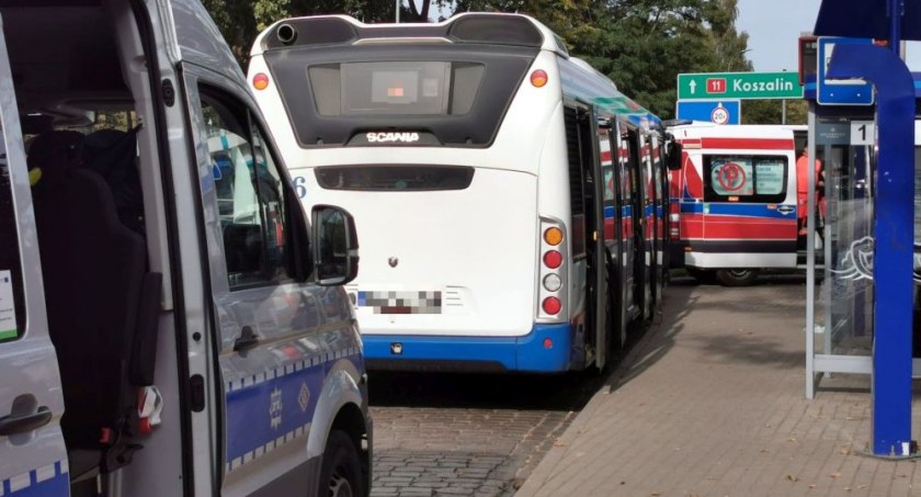 Kierowca autobusu gwałtownie zahamował, pasażerka trafiła do szpitala