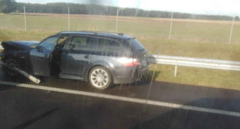 BMW uderzyło w bariery. Utrudnienia na S6