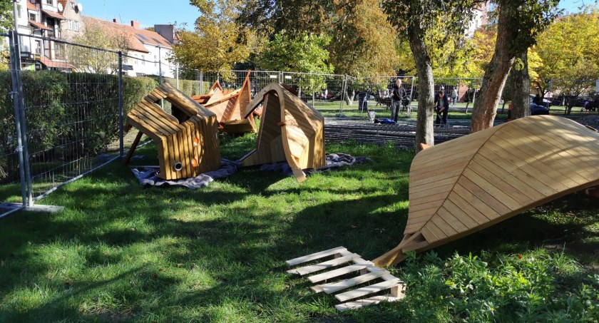 Trwa montaż „orzeszków” na placu zabaw przy Dubois