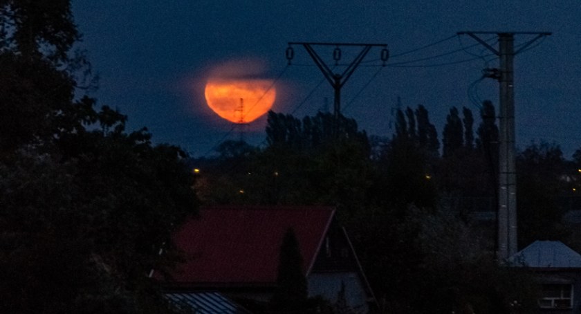 Co to za zjawisko? Krwawy Księżyc nad Kołobrzegiem (foto)