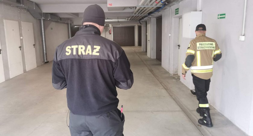Sprawdzają schrony, piwnice i garaże. Trwa akcja strażaków w powiecie kołobrzeskim