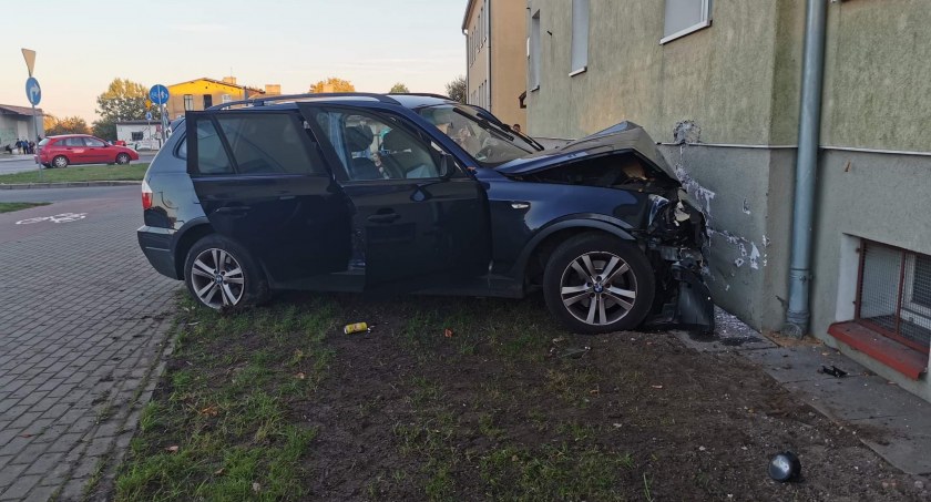 Samochód wjechał w budynek. Kobieta i dziecko zabrani do szpitala (foto)