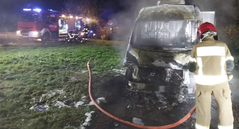 W nocy spłonął samochód dostawczy. Z ogniem walczyły trzy zastępy straży pożarnej