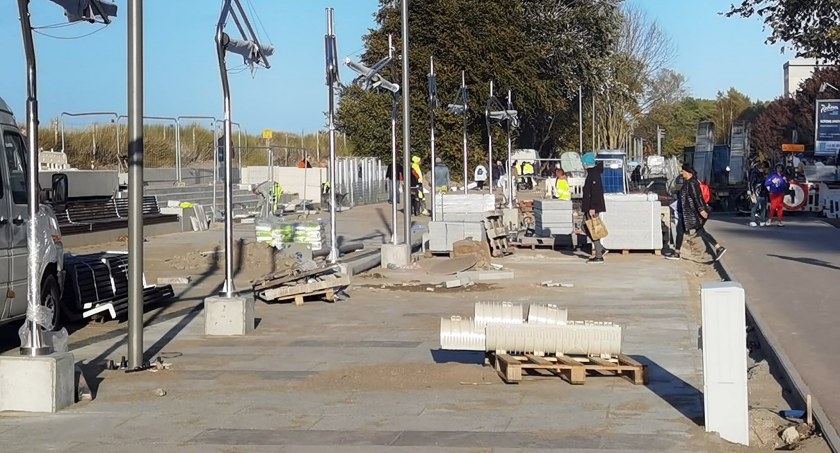 Promenada z opóźnieniem. Powód? Granitowe płyty