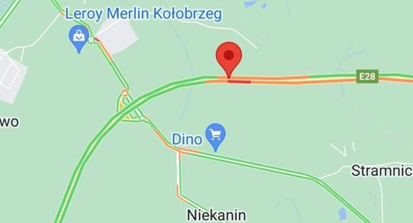 Samochód uderzył w bariery na S6. Utrudnienia w ruchu