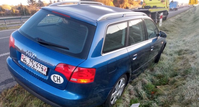 Audi uderzyło w bariery. Kierowca dostał 1000 zł mandatu