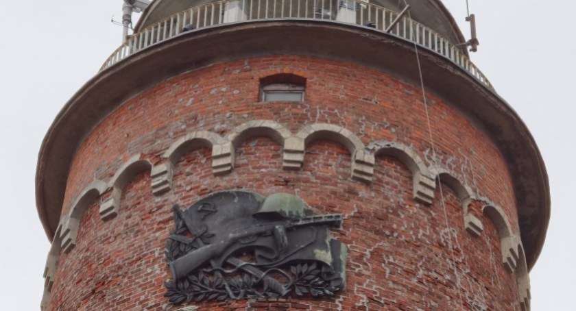 Toruńska firma zdemontuje radziecką płaskorzeźbę z kołobrzeskiego zabytku