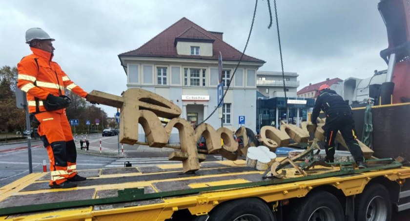 Akcja grupy „Kołobrzeskie Neony”. Zdemontowano i przewieziono dwa kultowe szyldy (foto, wideo)