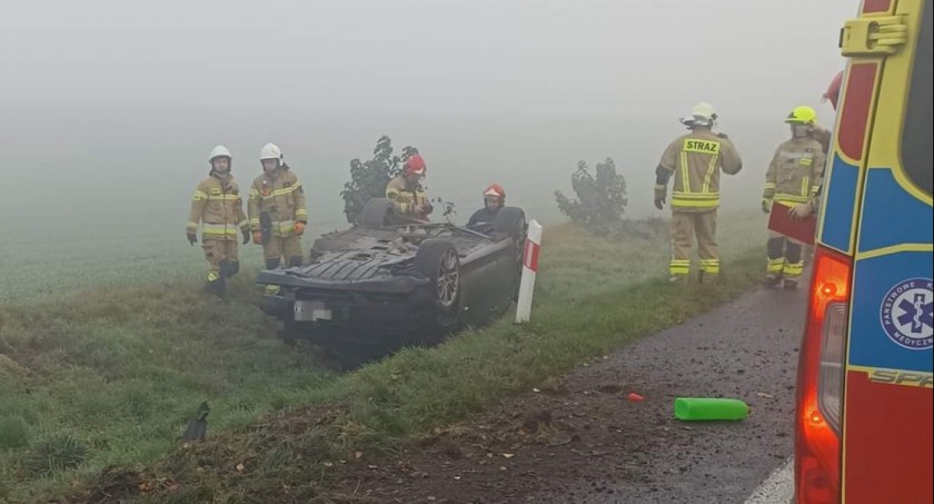 Kierowca stracił panowanie nad pojazdem i dachował