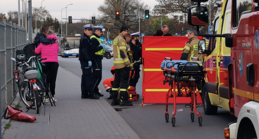 Rowerzysta upadł na drogę. Reanimacja na Solnej