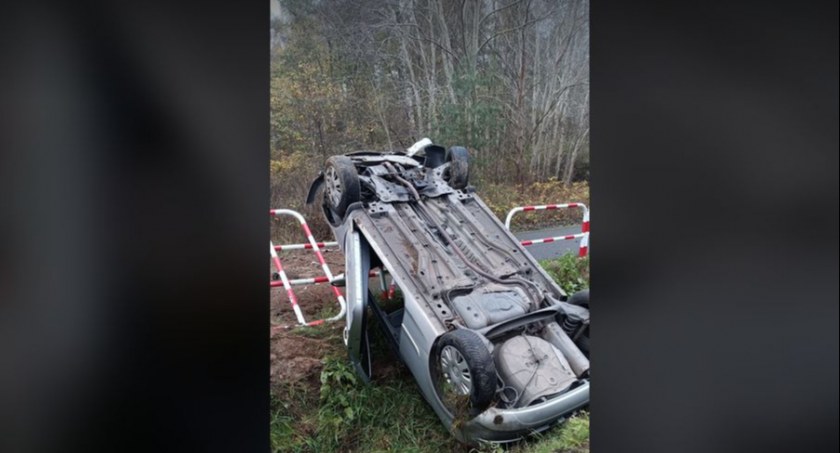 Między Rogowem a Mrzeżynem dachował samochód osobowy