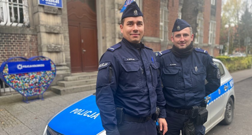 Mężczyzna wpadł do kanału drzewnego. Uratowali go policjanci