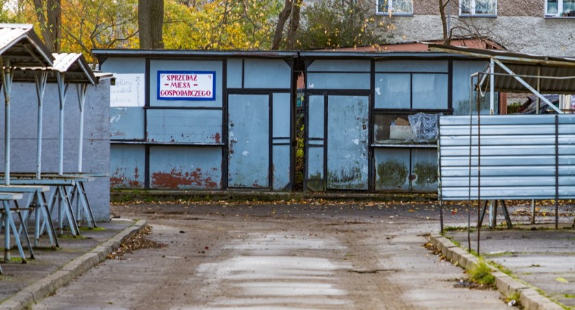 Zobacz, jak wygląda targowisko miejskie w Kołobrzegu, kiedy nikogo na nim nie ma. Inwestycja potrzebna na już (foto)