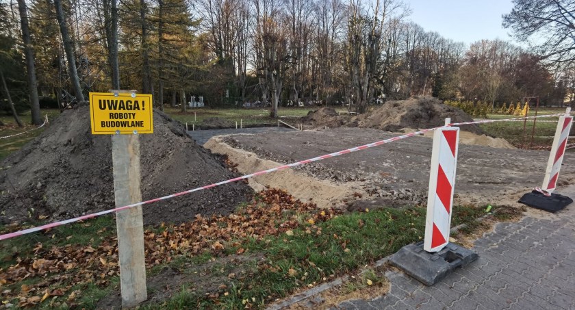Pomnik Nadberezyńców. Trwają prace przy cmentarzu komunalnym