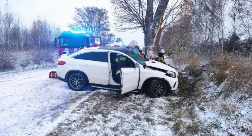 Wpadł w poślizg i uderzył w drzewo