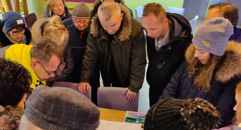 Około 30 drzew do wycinki przy Grzybowskiej. Spotkanie mieszkańców w sprawie inwestycji starostwa (wideo)