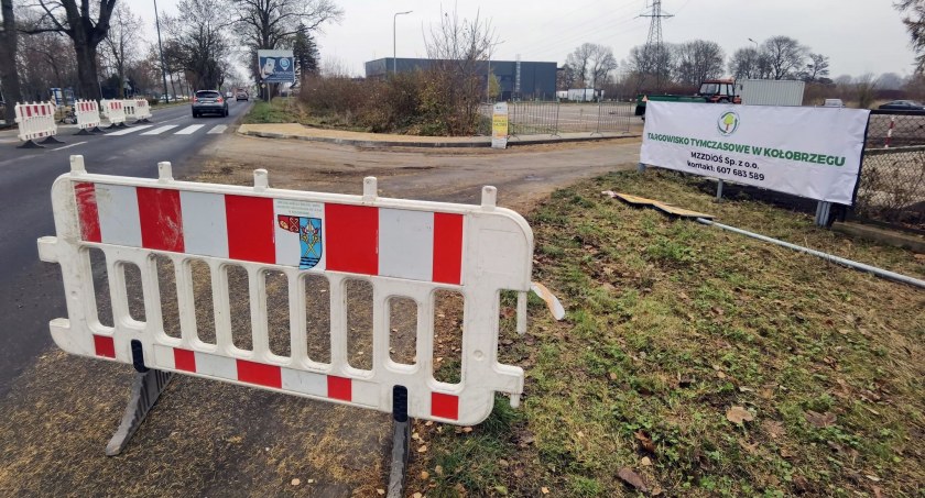 Tymczasowe targowisko w Kołobrzegu. Przez najbliższe 6 miesięcy to tu będziemy robić zakupy (foto)