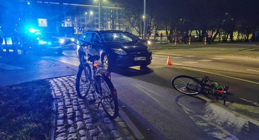 Kierowca potrącił dziecko na pasach. Dziewczynka z matką jechały rowerami
